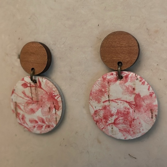 1.5” double tan white pink cork style stud earrings - Picture 5 of 12